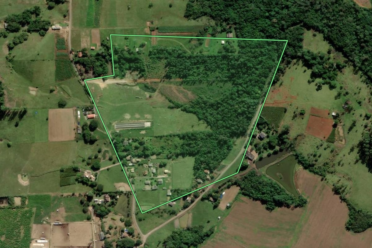 Imagem de satélite do imóvel rural em Araranguá (SC), com o contorno declarado no CAR desenhado por cima.
