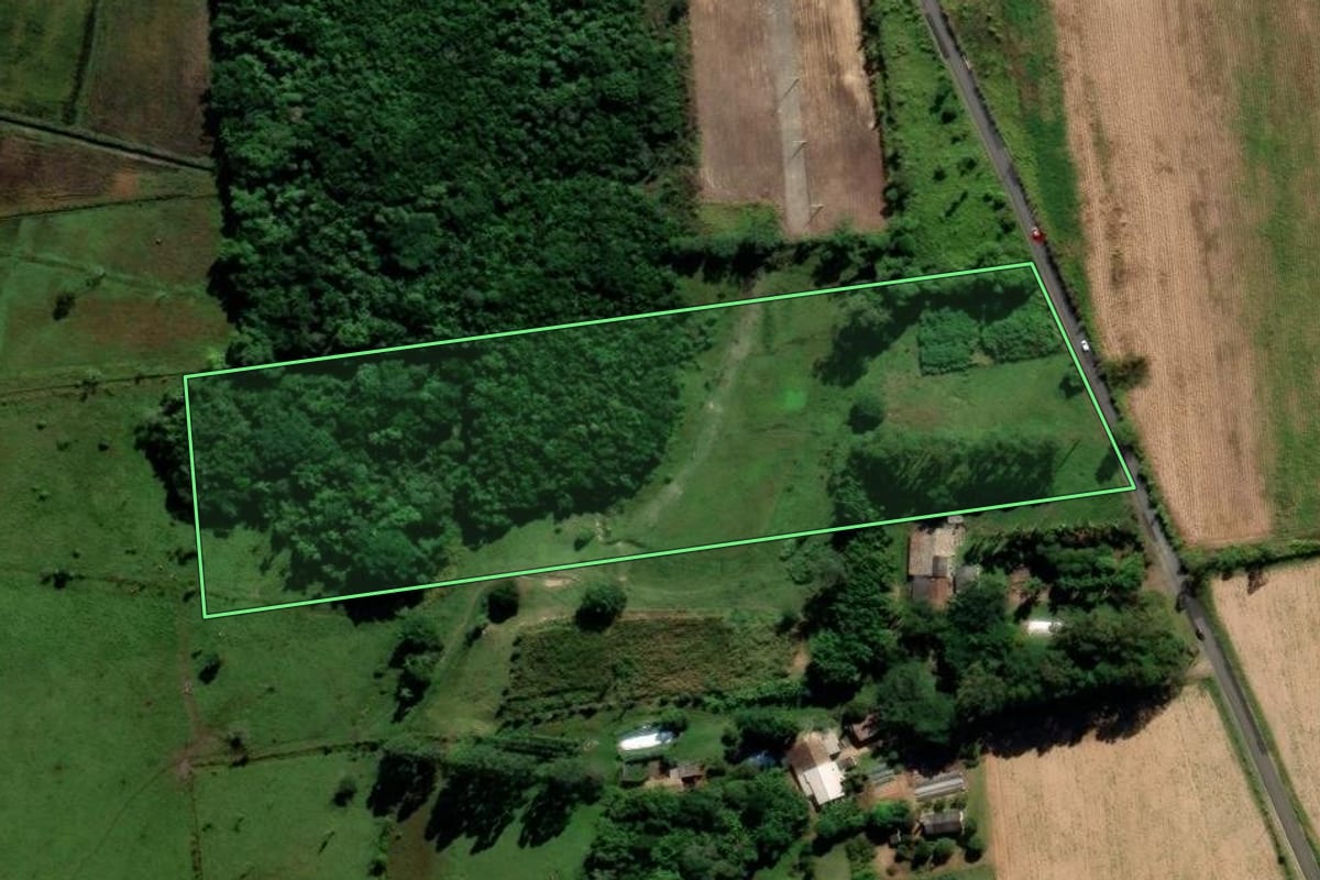 Imagem de satélite do imóvel rural em Araranguá (SC), com o contorno declarado no CAR desenhado por cima.