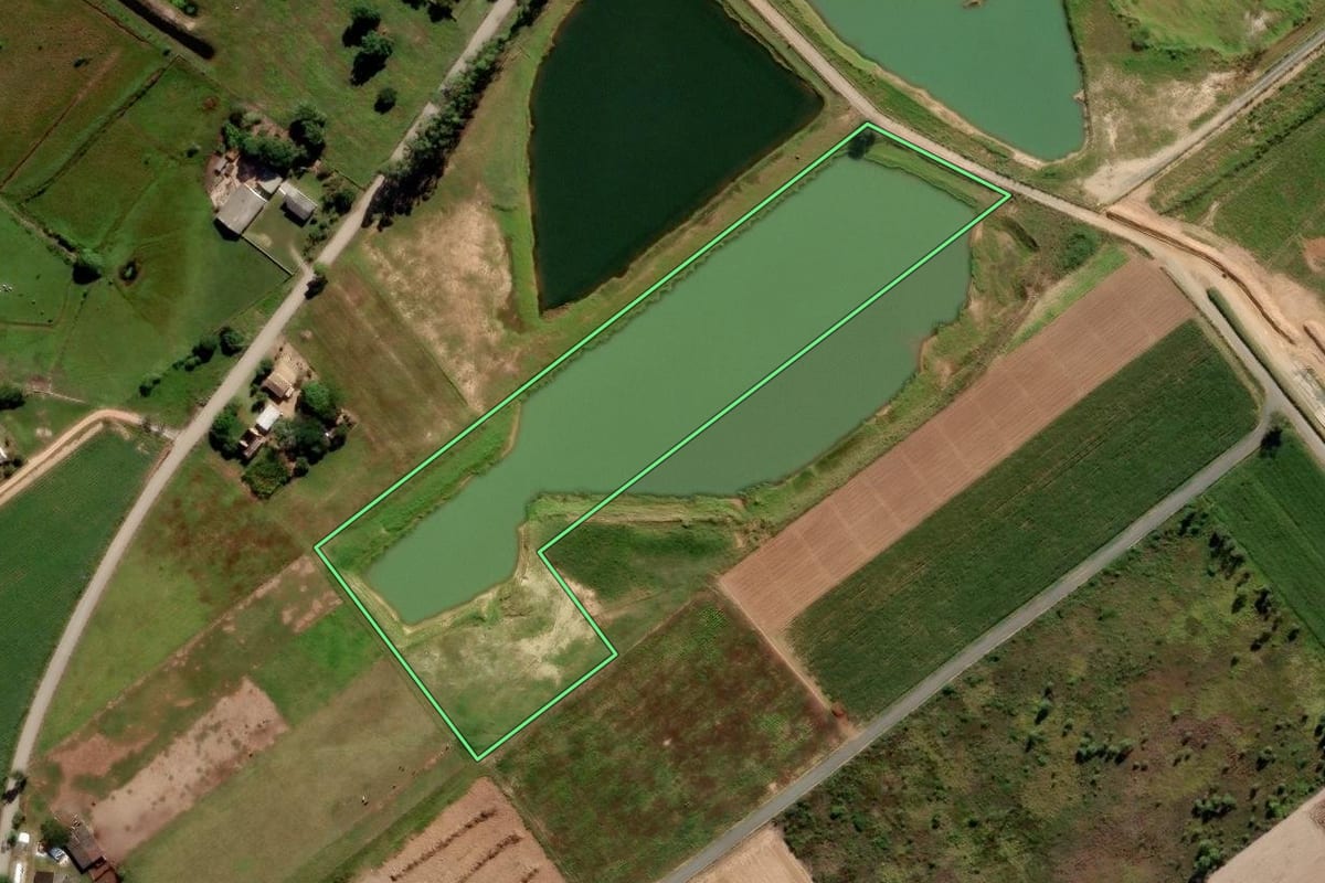 Imagem de satélite do imóvel rural em Araranguá (SC), com o contorno declarado no CAR desenhado por cima.