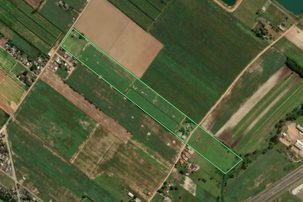 Imagem de satélite do imóvel rural em Araranguá (SC), com o contorno declarado no CAR desenhado por cima.