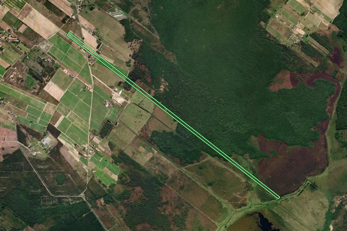 Imagem de satélite do imóvel rural em Araranguá (SC), com o contorno declarado no CAR desenhado por cima.