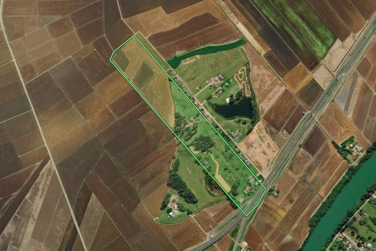 Imagem de satélite do imóvel rural em Araranguá (SC), com o contorno declarado no CAR desenhado por cima.