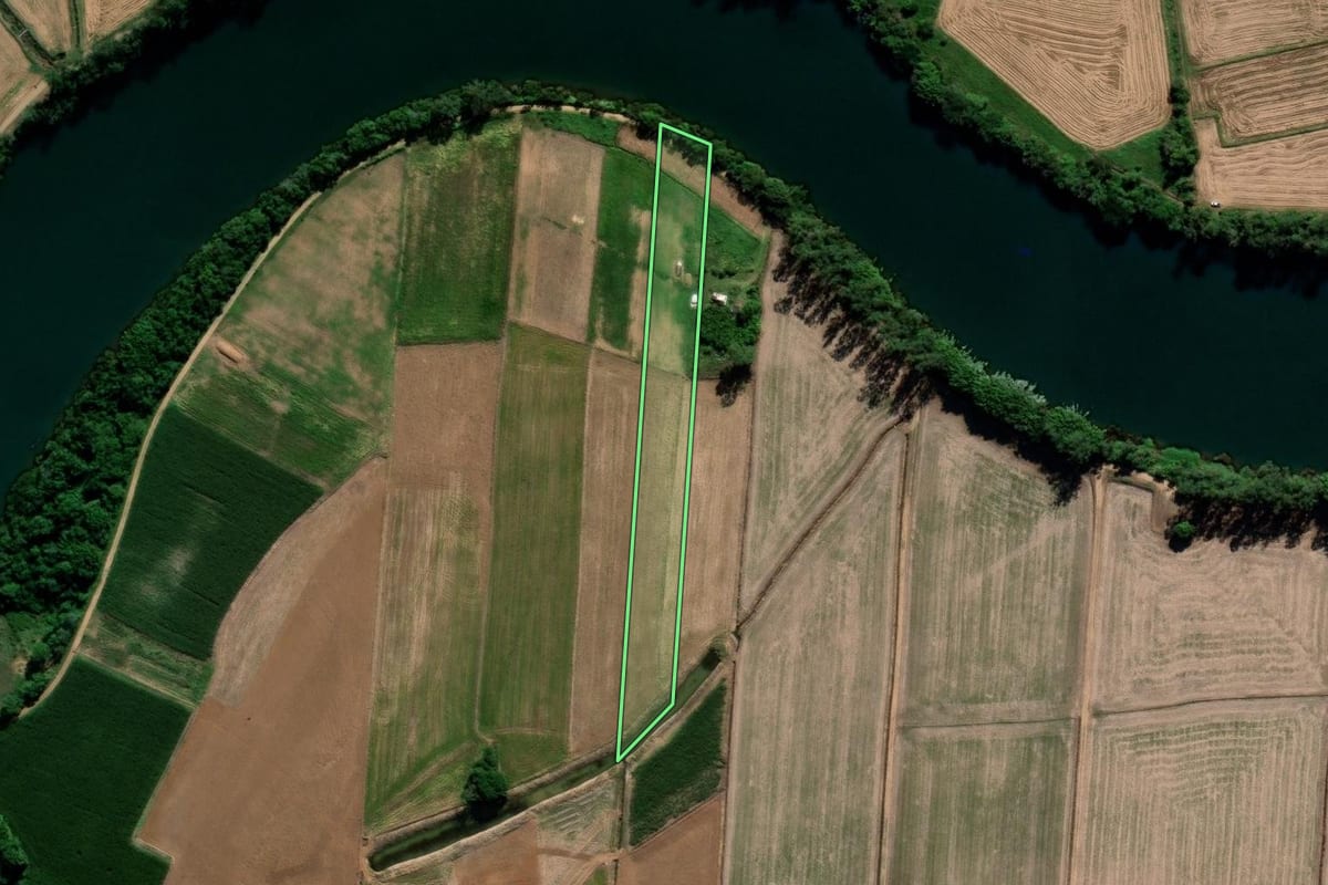 Imagem de satélite do imóvel rural em Araranguá (SC), com o contorno declarado no CAR desenhado por cima.
