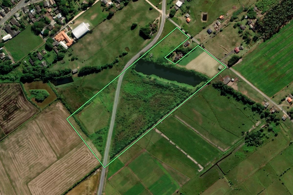 Imagem de satélite do imóvel rural em Araranguá (SC), com o contorno declarado no CAR desenhado por cima.
