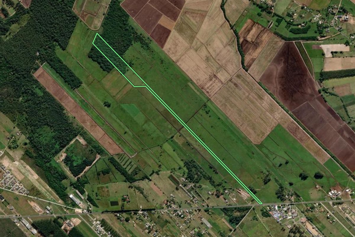 Imagem de satélite do imóvel rural em Araranguá (SC), com o contorno declarado no CAR desenhado por cima.