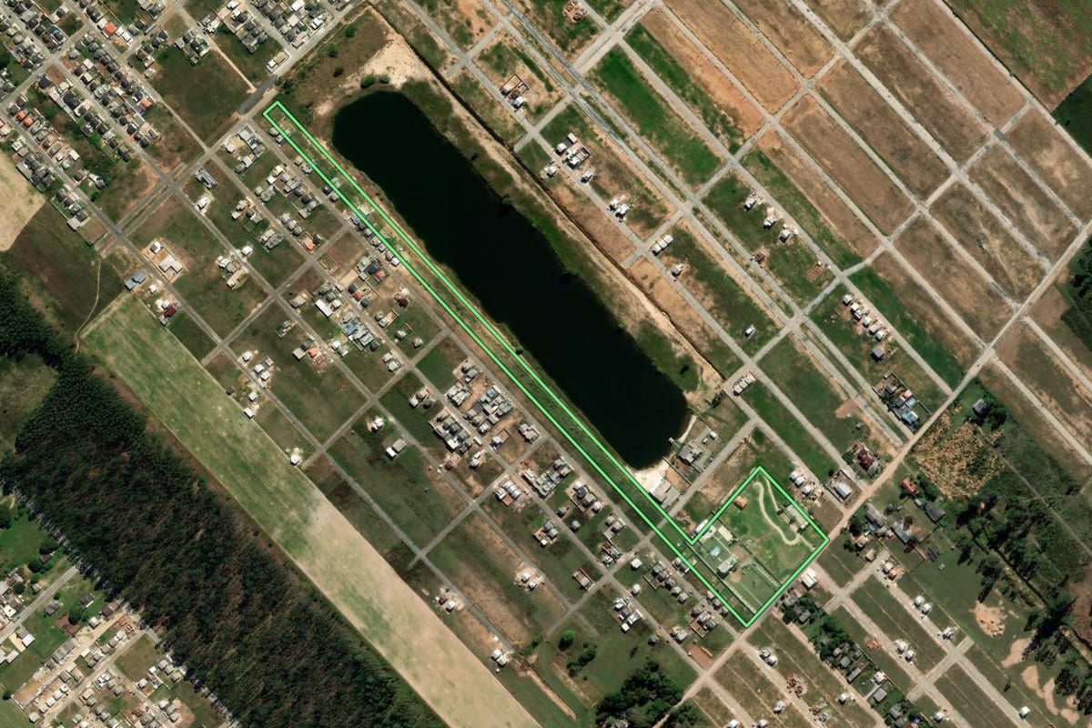 Imagem de satélite do imóvel rural em Araranguá (SC), com o contorno declarado no CAR desenhado por cima.