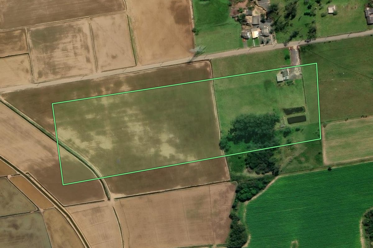 Imagem de satélite do imóvel rural em Araranguá (SC), com o contorno declarado no CAR desenhado por cima.