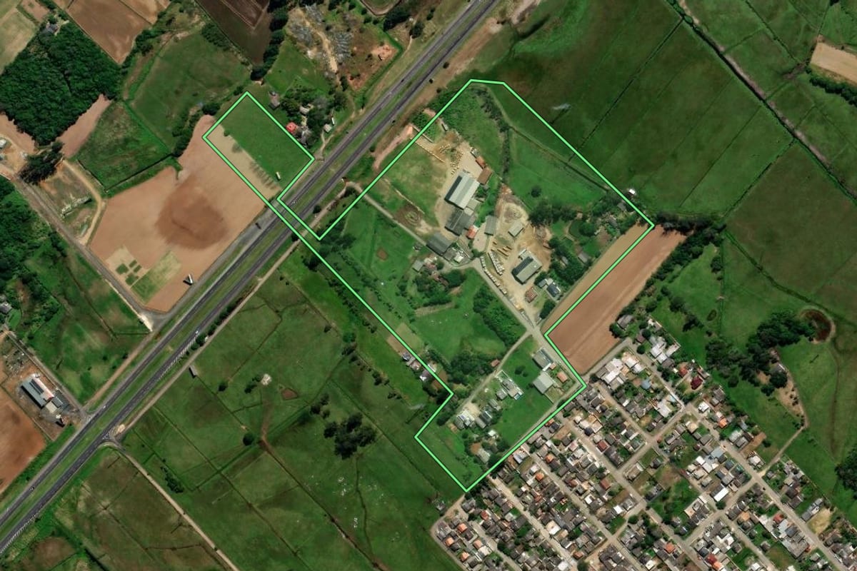 Imagem de satélite do imóvel rural em Araranguá (SC), com o contorno declarado no CAR desenhado por cima.