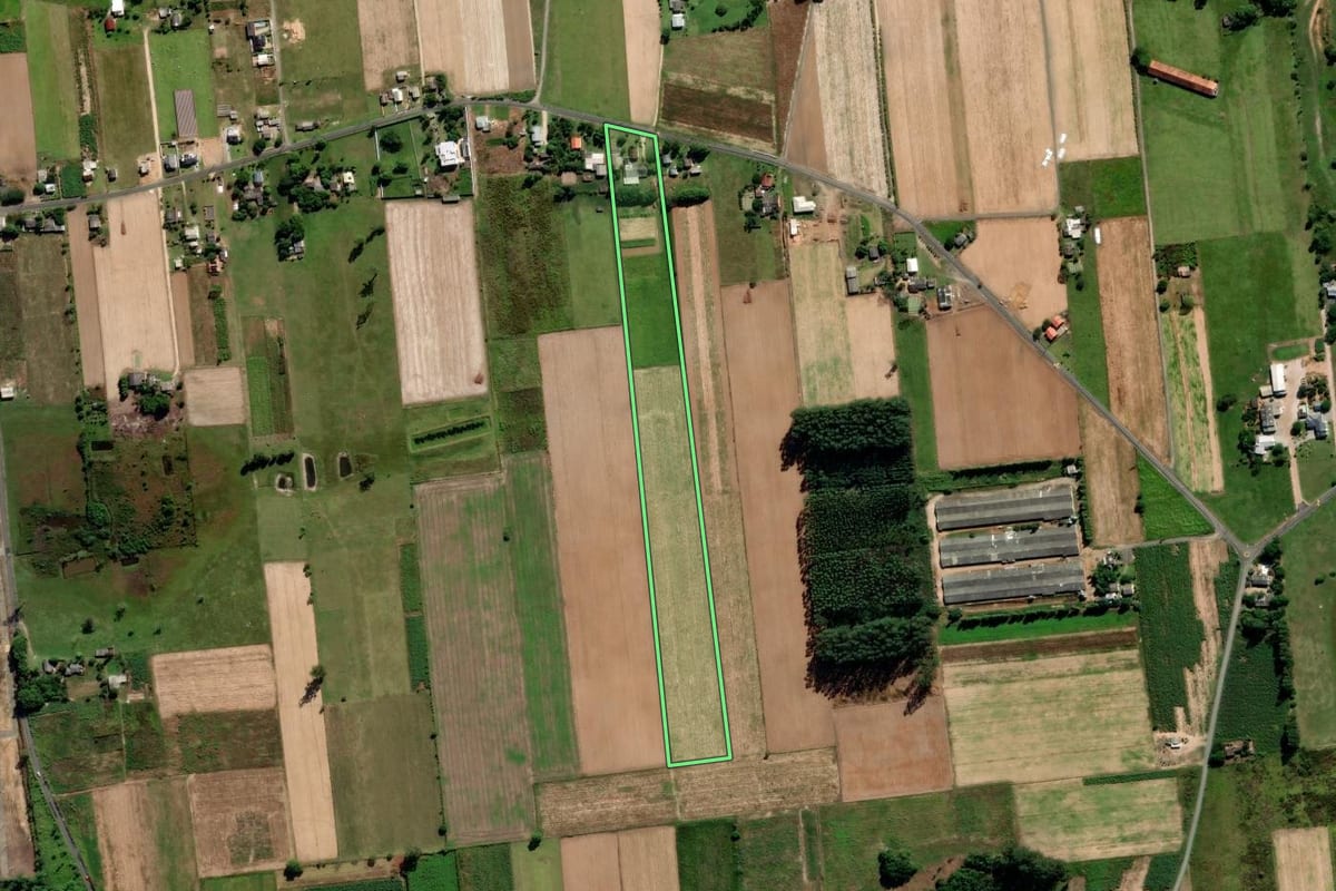 Imagem de satélite do imóvel rural em Araranguá (SC), com o contorno declarado no CAR desenhado por cima.