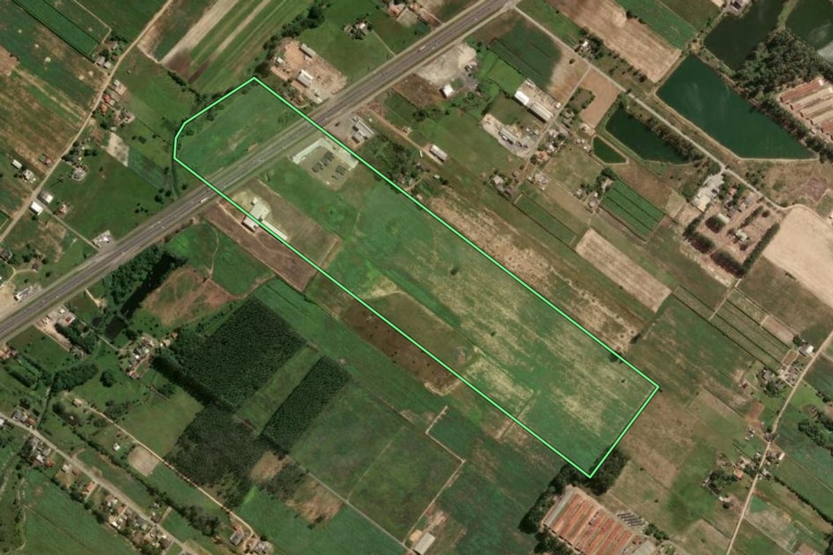 Imagem de satélite do imóvel rural em Araranguá (SC), com o contorno declarado no CAR desenhado por cima.