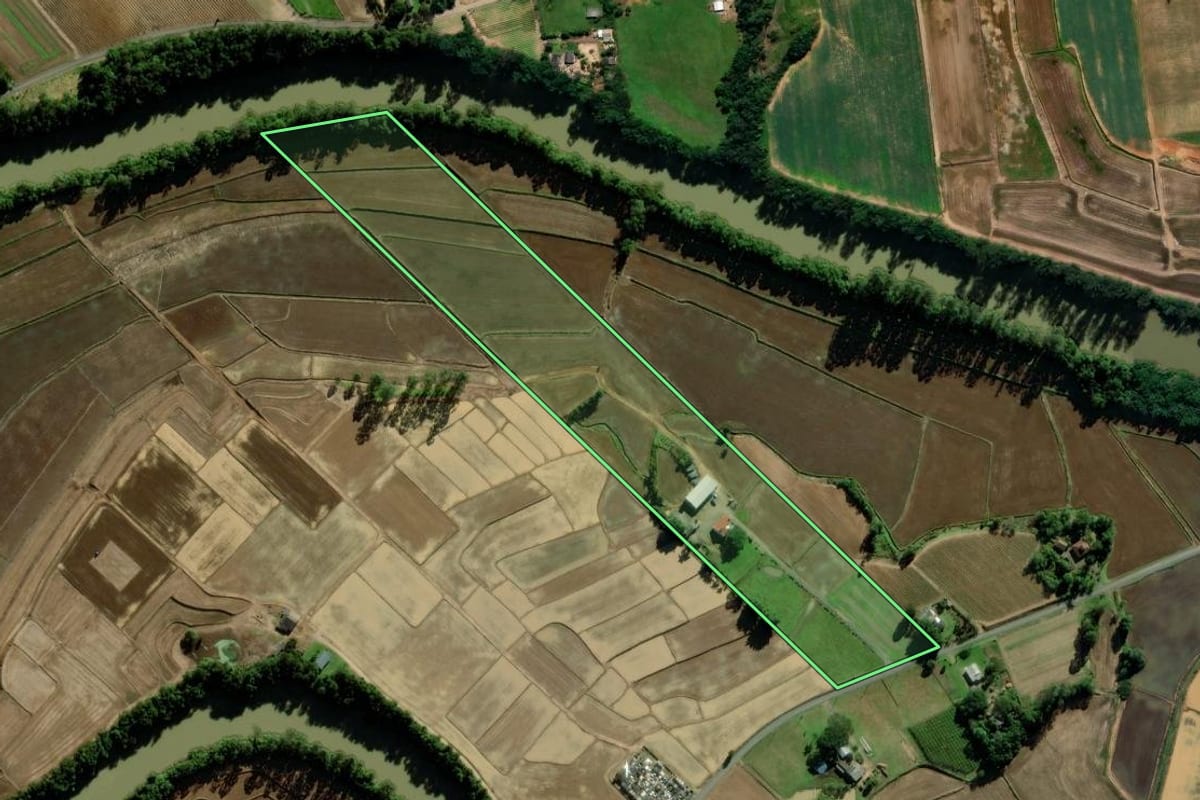 Imagem de satélite do imóvel rural em Araranguá (SC), com o contorno declarado no CAR desenhado por cima.