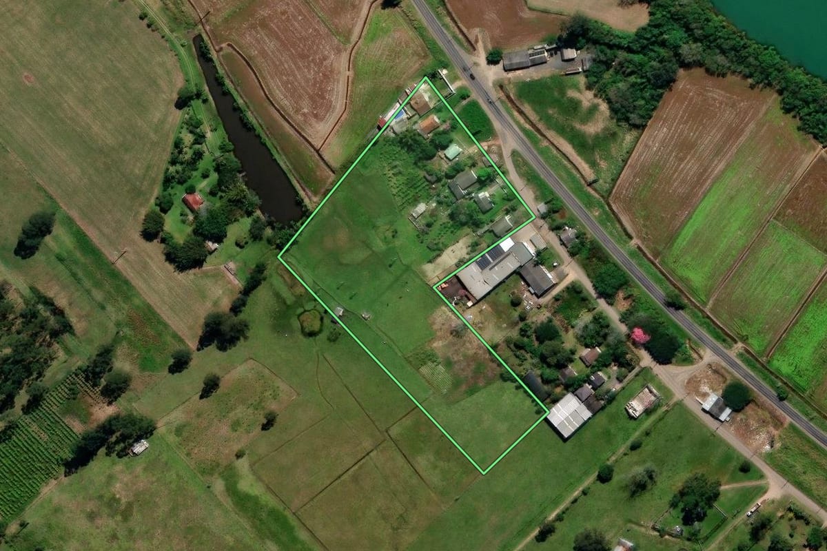 Imagem de satélite do imóvel rural em Araranguá (SC), com o contorno declarado no CAR desenhado por cima.