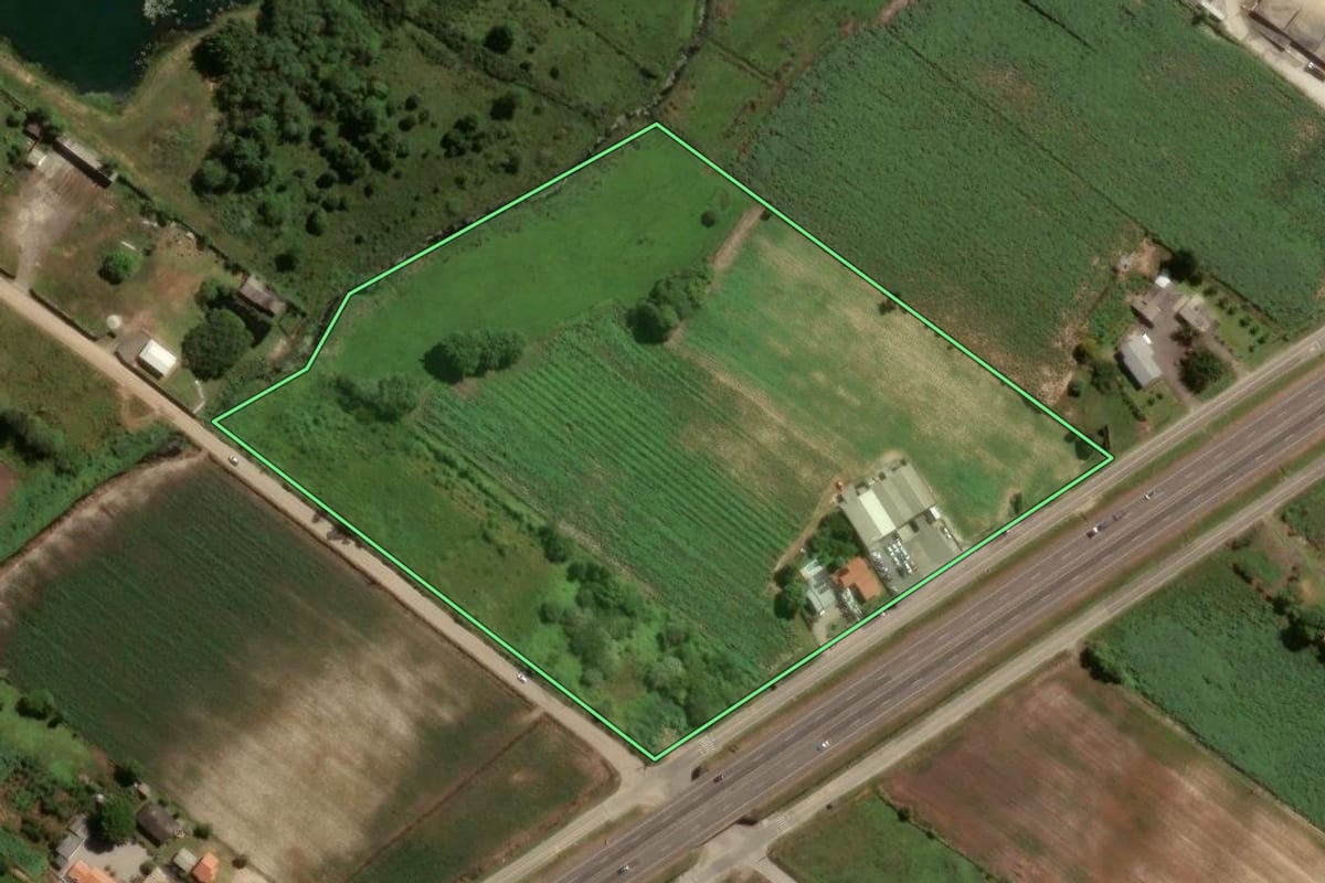 Imagem de satélite do imóvel rural em Araranguá (SC), com o contorno declarado no CAR desenhado por cima.