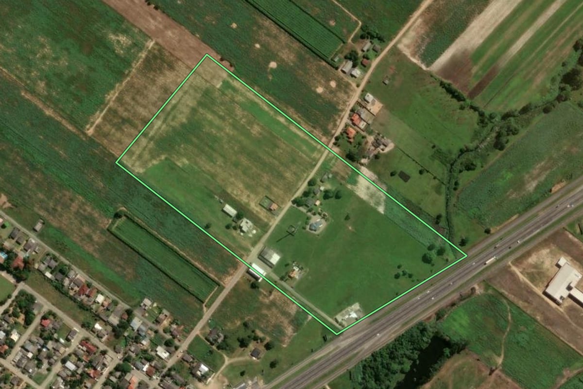 Imagem de satélite do imóvel rural em Araranguá (SC), com o contorno declarado no CAR desenhado por cima.