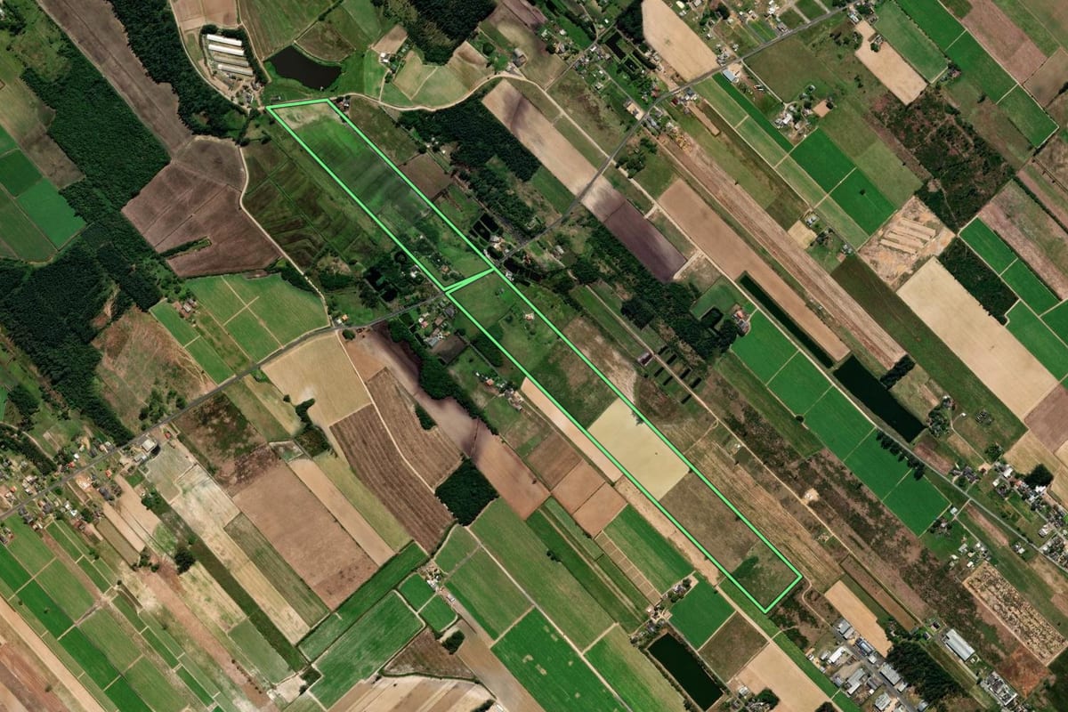 Imagem de satélite do imóvel rural em Araranguá (SC), com o contorno declarado no CAR desenhado por cima.