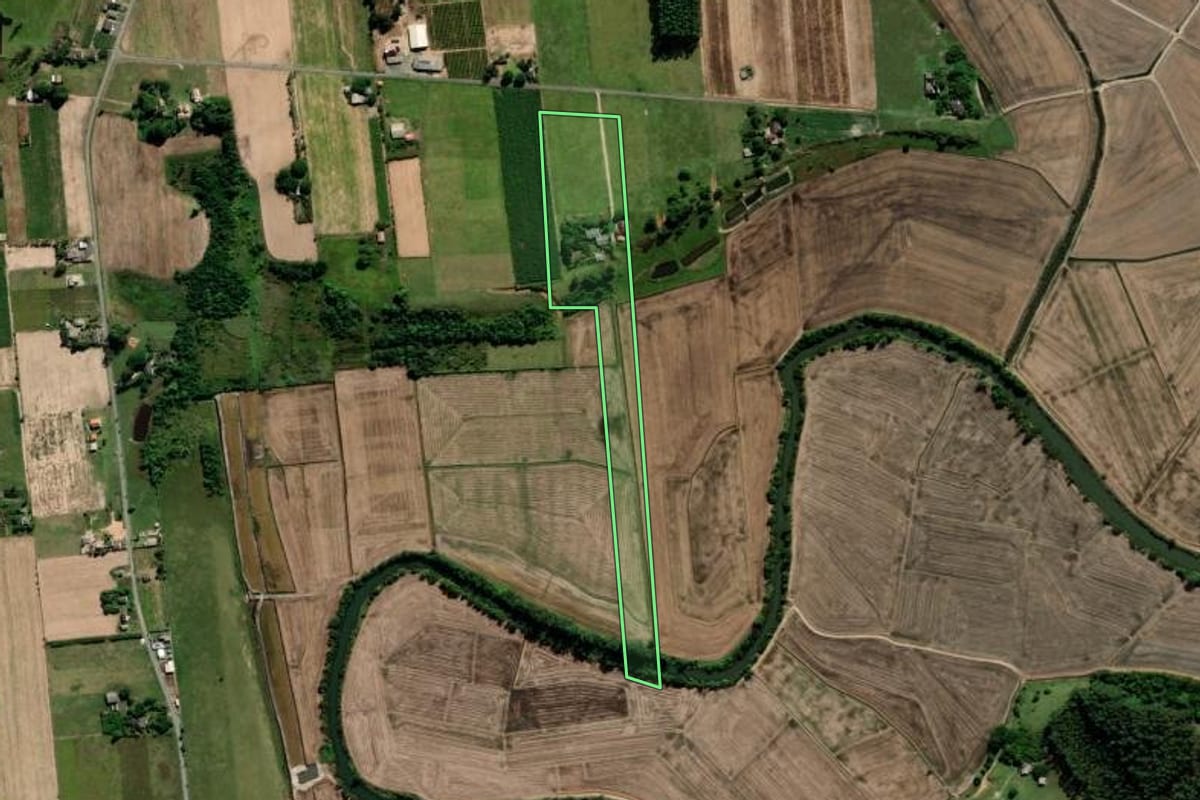 Imagem de satélite do imóvel rural em Araranguá (SC), com o contorno declarado no CAR desenhado por cima.