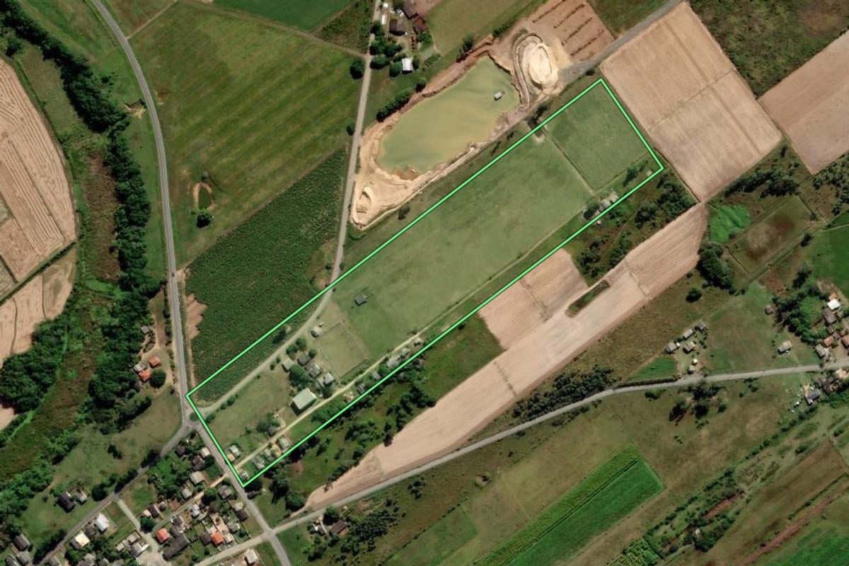 Imagem de satélite do imóvel rural em Araranguá (SC), com o contorno declarado no CAR desenhado por cima.