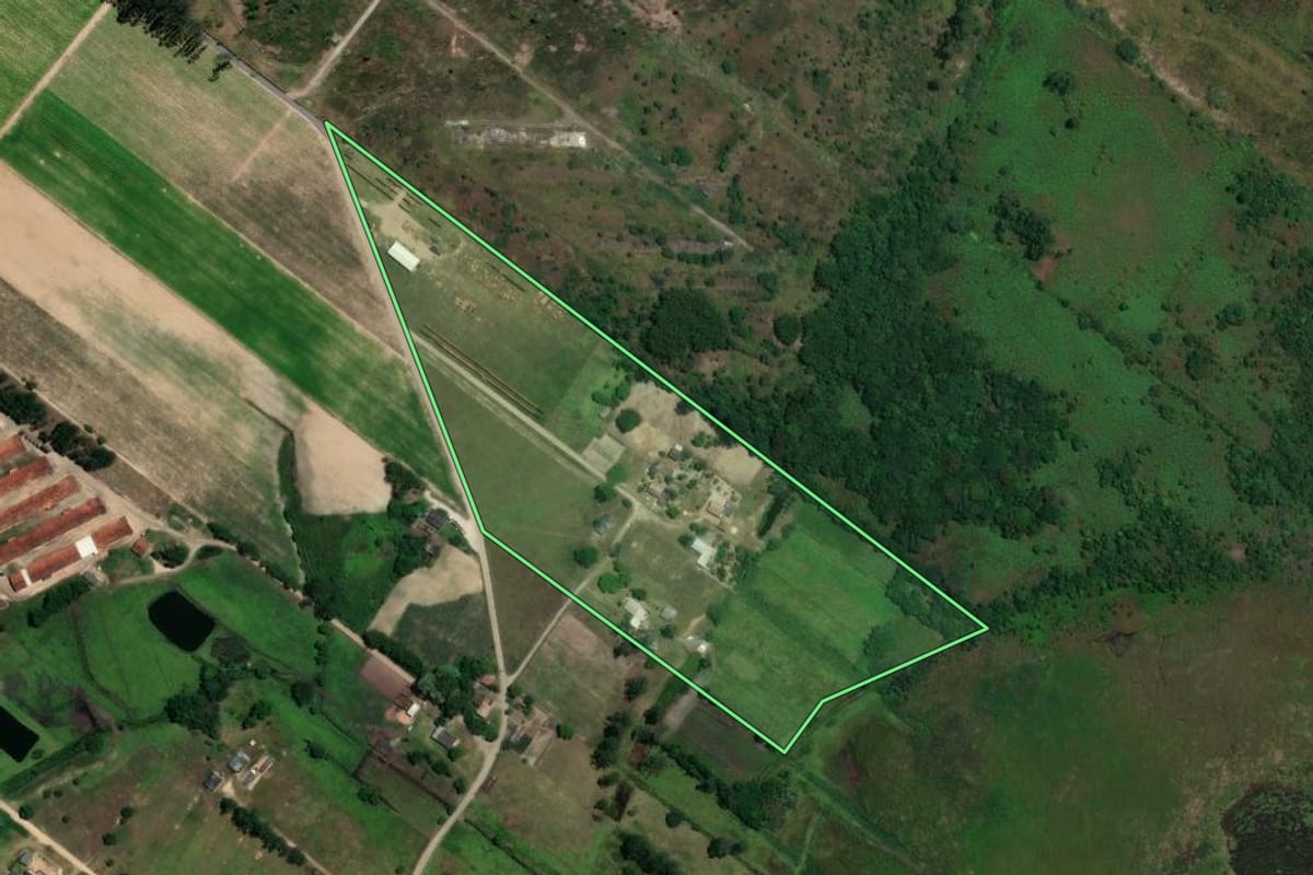Imagem de satélite do imóvel rural em Araranguá (SC), com o contorno declarado no CAR desenhado por cima.