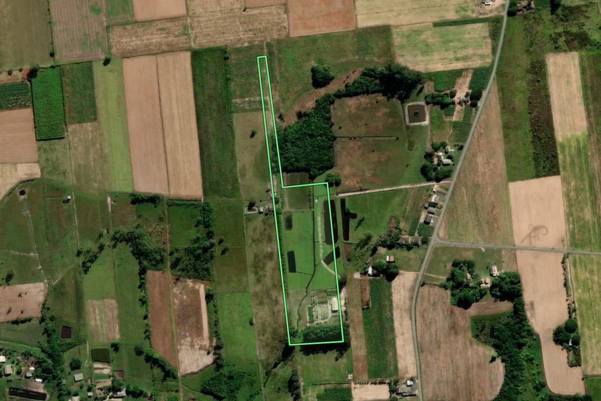 Imagem de satélite do imóvel rural em Araranguá (SC), com o contorno declarado no CAR desenhado por cima.