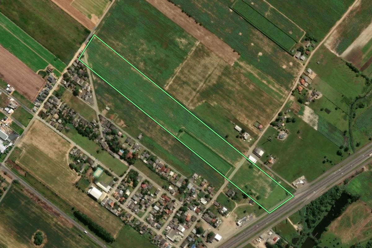 Imagem de satélite do imóvel rural em Araranguá (SC), com o contorno declarado no CAR desenhado por cima.