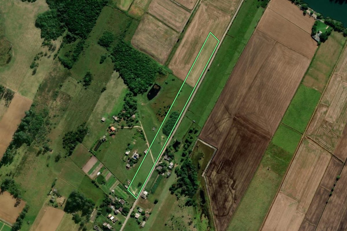 Imagem de satélite do imóvel rural em Araranguá (SC), com o contorno declarado no CAR desenhado por cima.