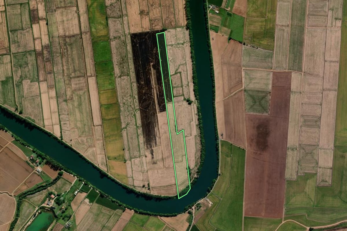Imagem de satélite do imóvel rural em Araranguá (SC), com o contorno declarado no CAR desenhado por cima.