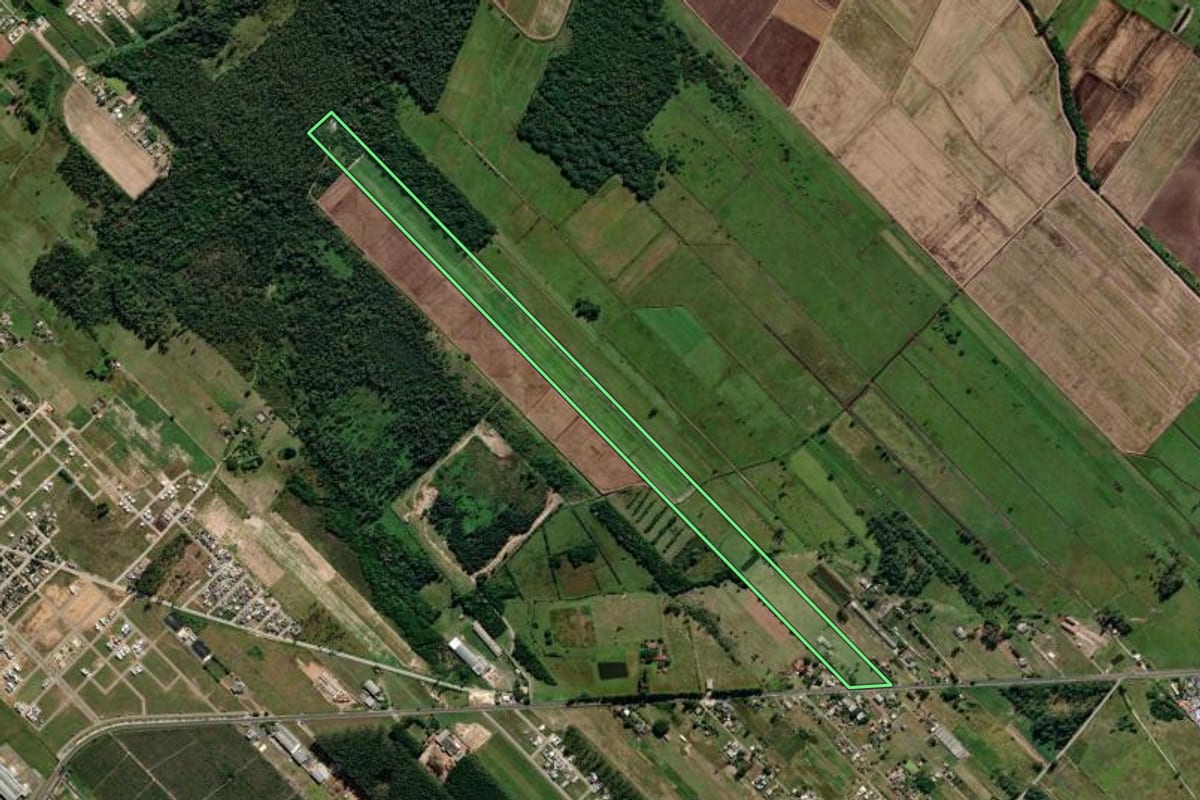 Imagem de satélite do imóvel rural em Araranguá (SC), com o contorno declarado no CAR desenhado por cima.