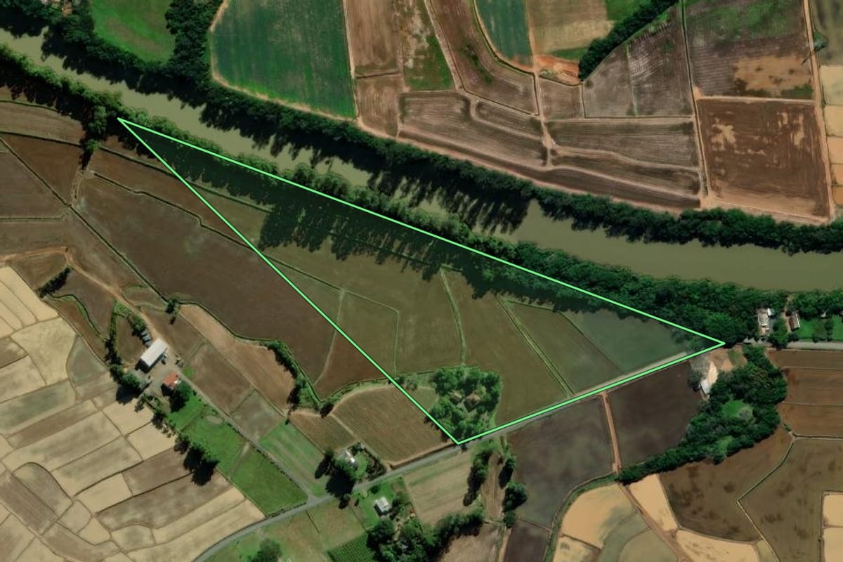 Imagem de satélite do imóvel rural em Araranguá (SC), com o contorno declarado no CAR desenhado por cima.