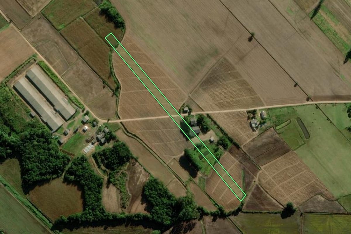Imagem de satélite do imóvel rural em Araranguá (SC), com o contorno declarado no CAR desenhado por cima.