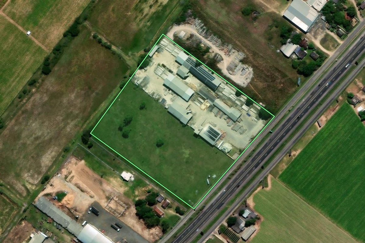 Imagem de satélite do imóvel rural em Araranguá (SC), com o contorno declarado no CAR desenhado por cima.