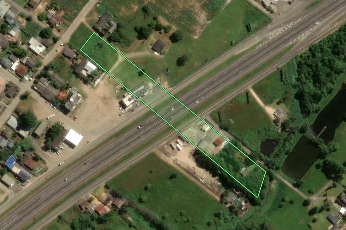 Imagem de satélite do imóvel rural em Araranguá (SC), com o contorno declarado no CAR desenhado por cima.