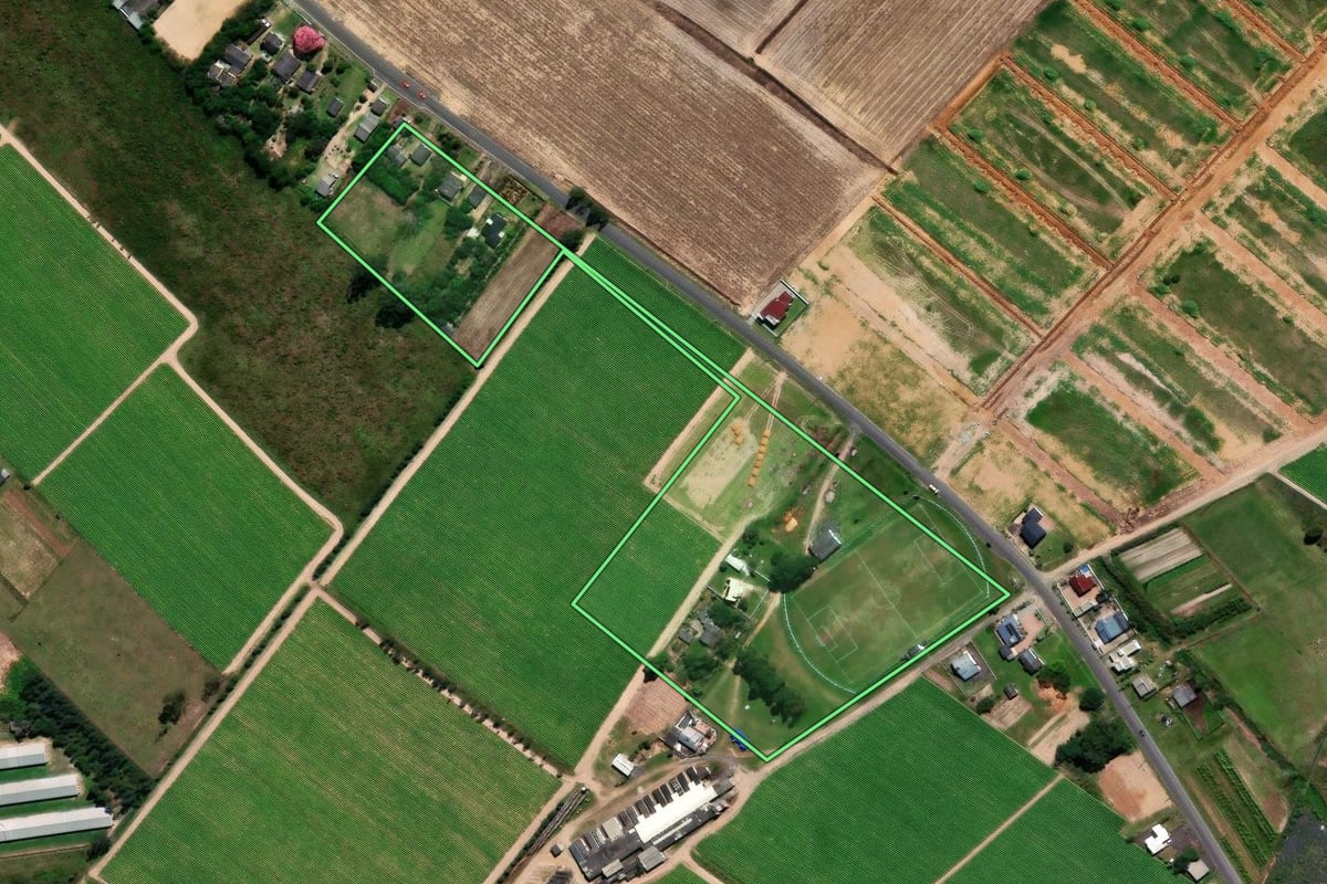 Imagem de satélite do imóvel rural em Araranguá (SC), com o contorno declarado no CAR desenhado por cima.
