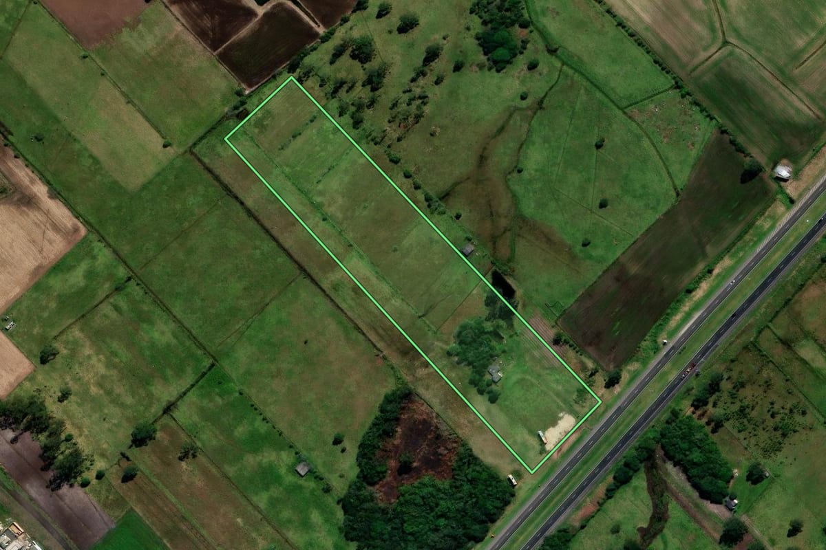 Imagem de satélite do imóvel rural em Araranguá (SC), com o contorno declarado no CAR desenhado por cima.