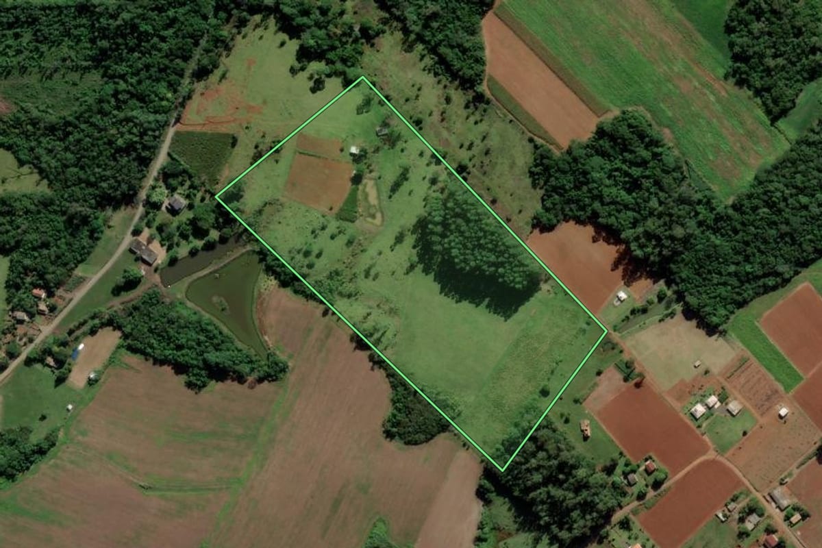 Imagem de satélite do imóvel rural em Araranguá (SC), com o contorno declarado no CAR desenhado por cima.