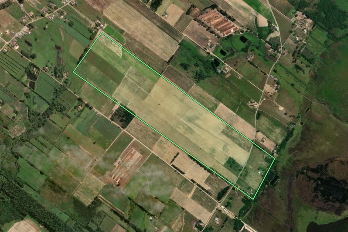 Imagem de satélite do imóvel rural em Araranguá (SC), com o contorno declarado no CAR desenhado por cima.
