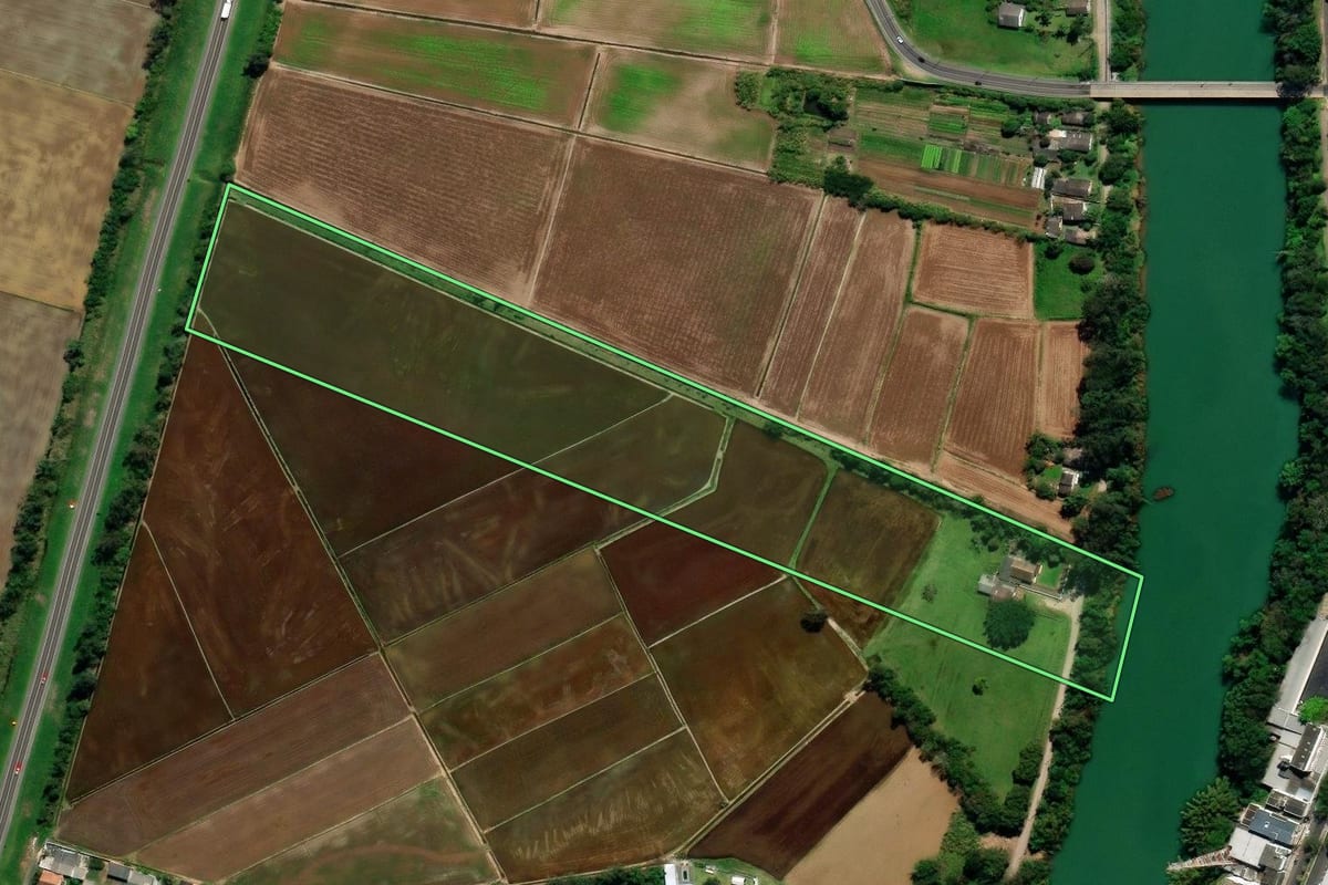 Imagem de satélite do imóvel rural em Araranguá (SC), com o contorno declarado no CAR desenhado por cima.