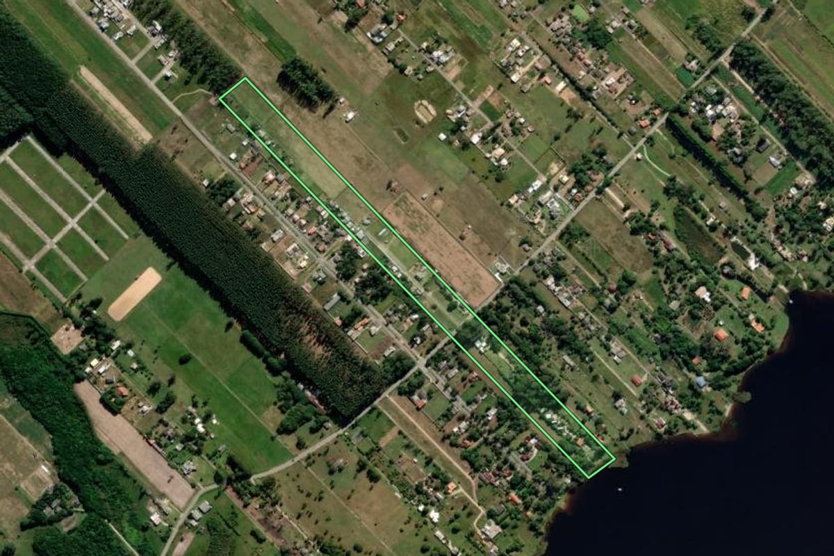 Imagem de satélite do imóvel rural em Araranguá (SC), com o contorno declarado no CAR desenhado por cima.