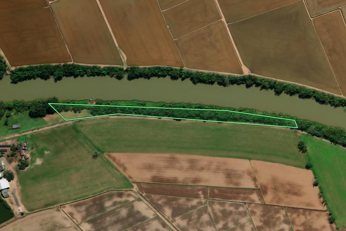 Imagem de satélite do imóvel rural em Araranguá (SC), com o contorno declarado no CAR desenhado por cima.