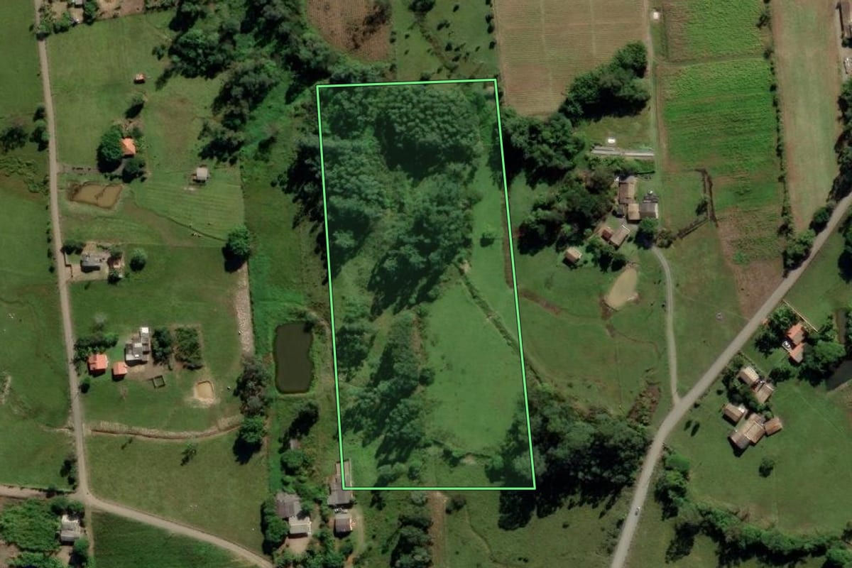 Imagem de satélite do imóvel rural em Araranguá (SC), com o contorno declarado no CAR desenhado por cima.