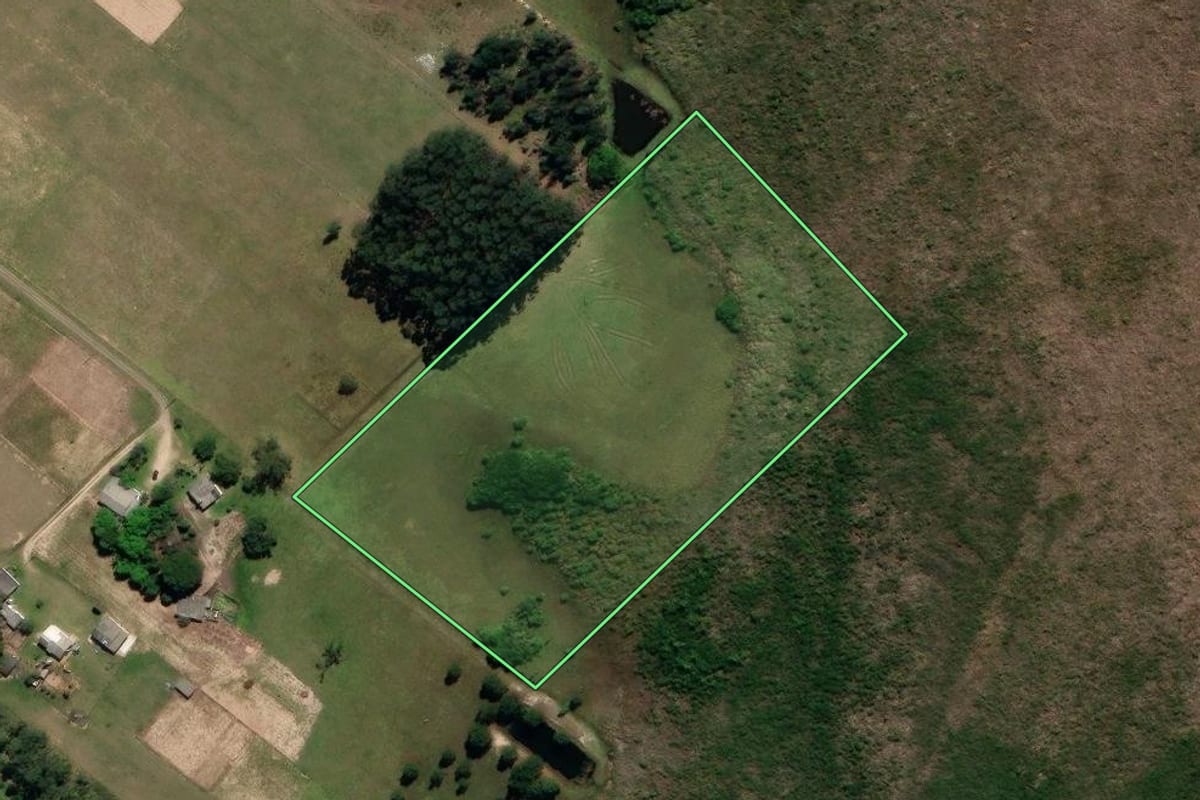 Imagem de satélite do imóvel rural em Araranguá (SC), com o contorno declarado no CAR desenhado por cima.