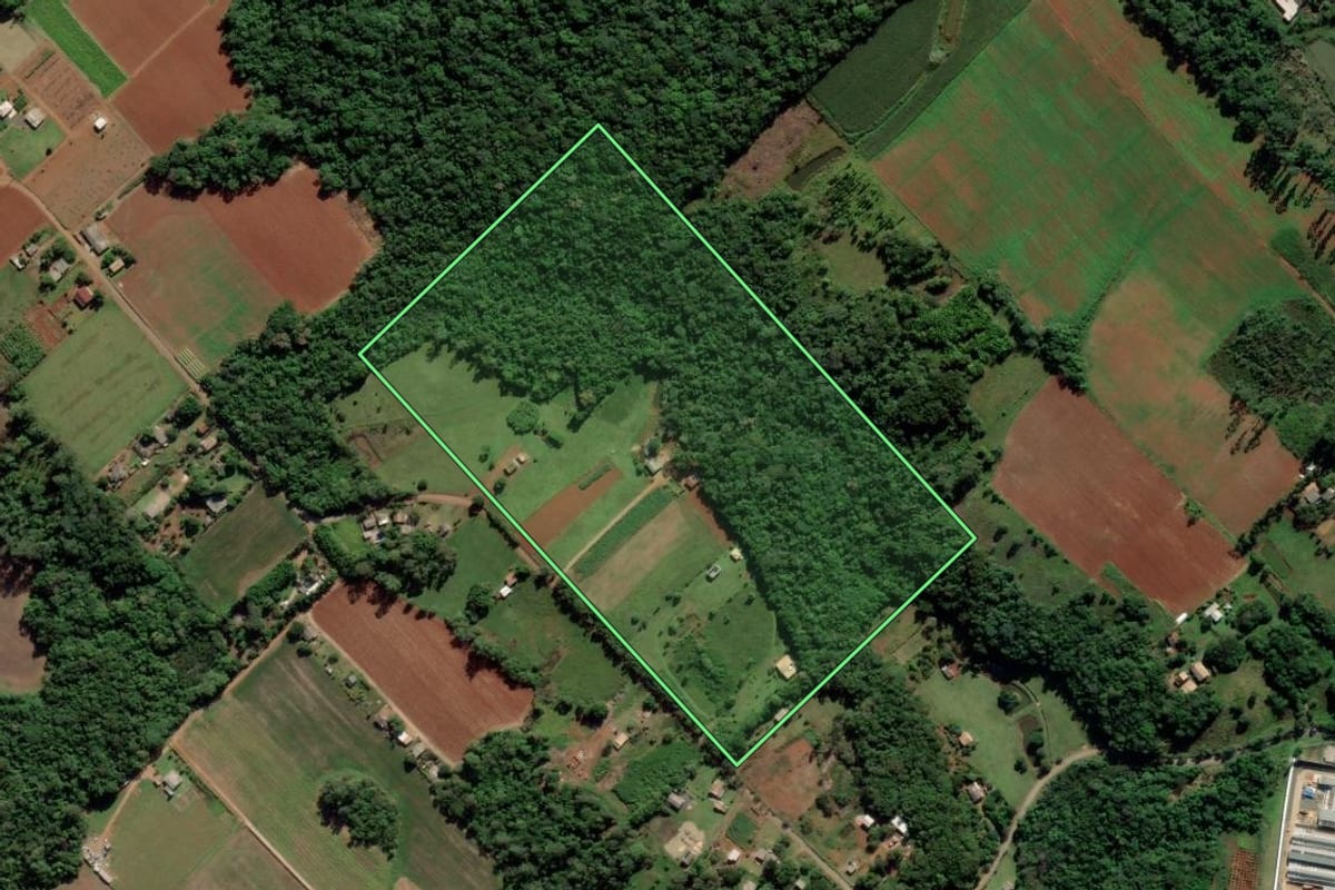 Imagem de satélite do imóvel rural em Araranguá (SC), com o contorno declarado no CAR desenhado por cima.