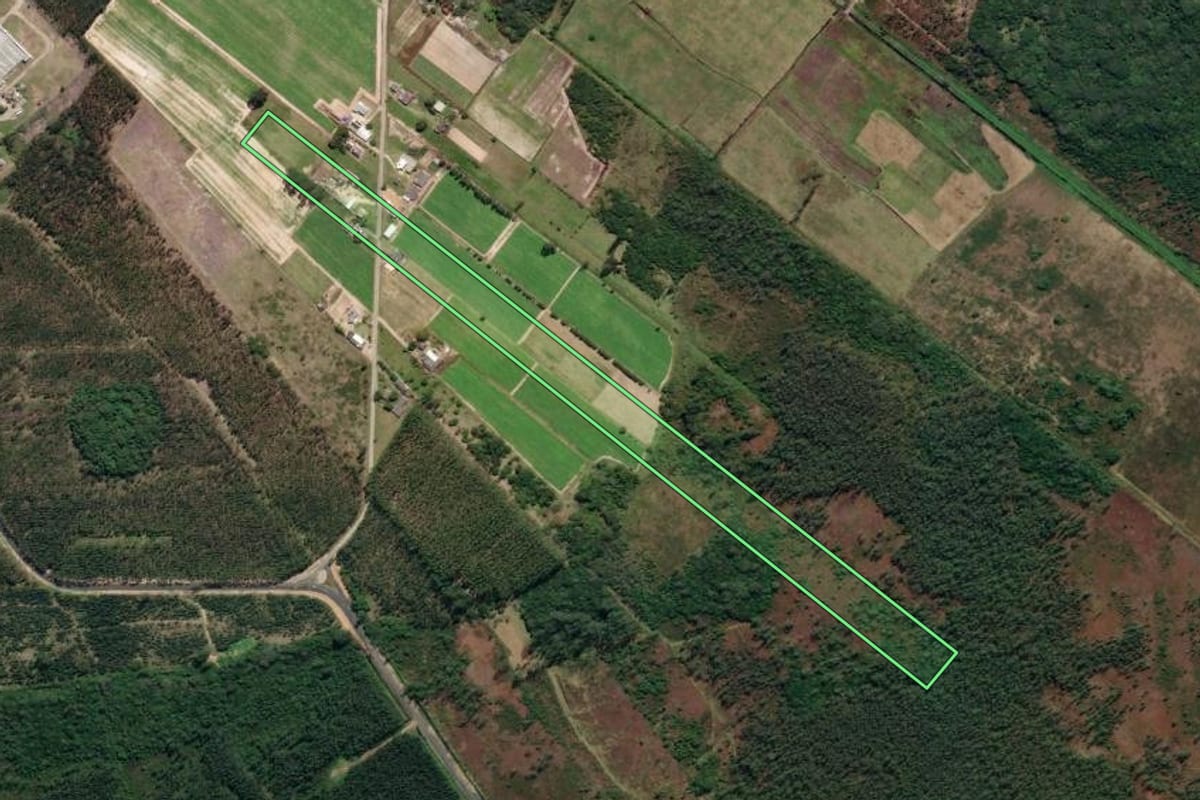 Imagem de satélite do imóvel rural em Araranguá (SC), com o contorno declarado no CAR desenhado por cima.