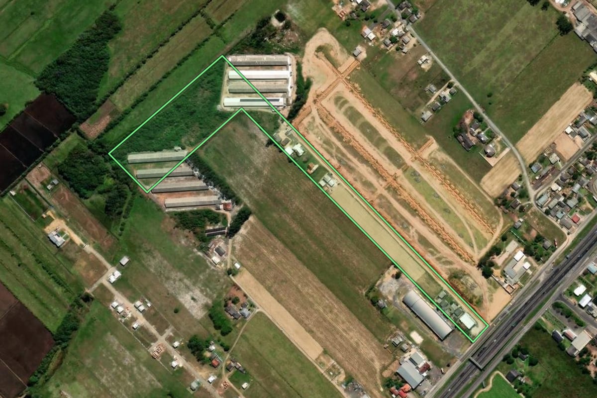 Imagem de satélite do imóvel rural em Araranguá (SC), com o contorno declarado no CAR desenhado por cima.