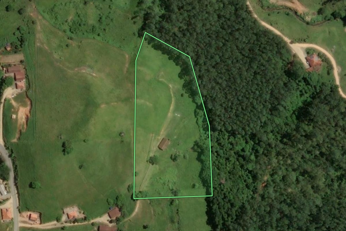 Imagem de satélite do imóvel rural em Armazém (SC), com o contorno declarado no CAR desenhado por cima.