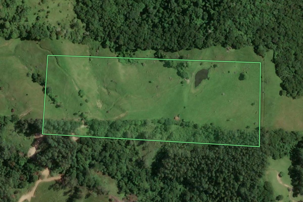 Imagem de satélite do imóvel rural em Armazém (SC), com o contorno declarado no CAR desenhado por cima.