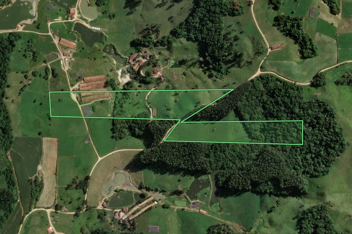 Imagem de satélite do imóvel rural em Armazém (SC), com o contorno declarado no CAR desenhado por cima.