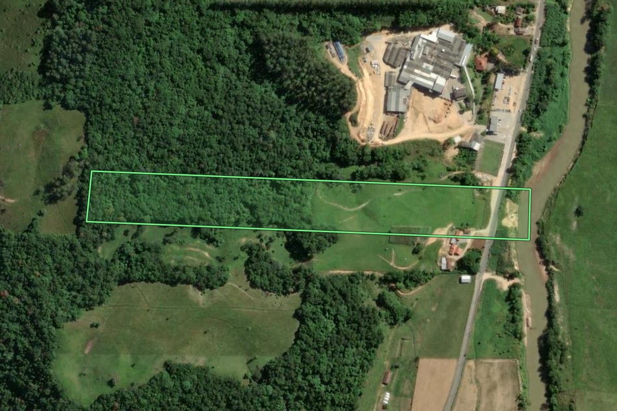 Imagem de satélite do imóvel rural em Armazém (SC), com o contorno declarado no CAR desenhado por cima.