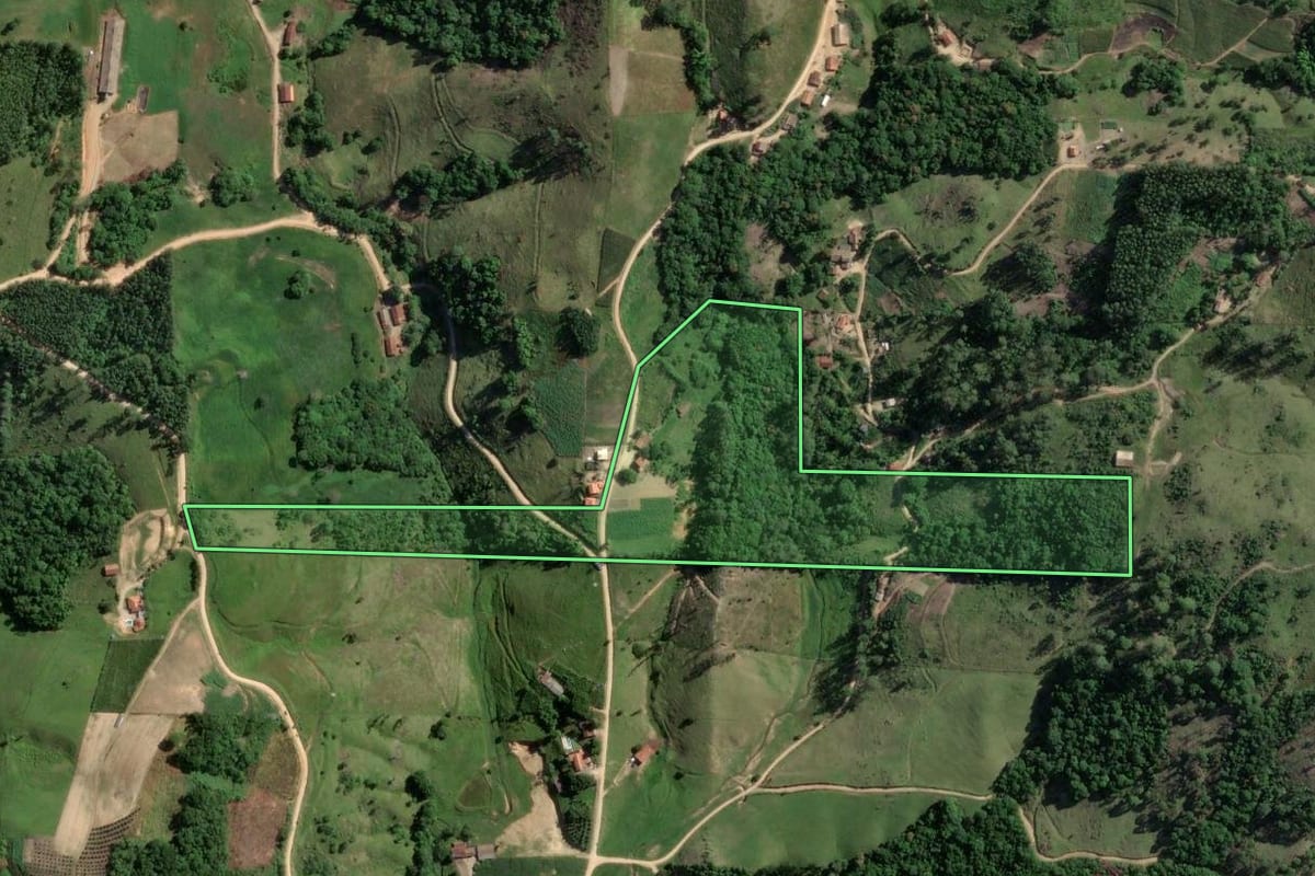Imagem de satélite do imóvel rural em Armazém (SC), com o contorno declarado no CAR desenhado por cima.