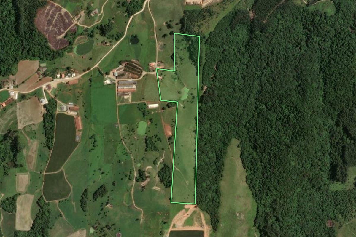 Imagem de satélite do imóvel rural em Armazém (SC), com o contorno declarado no CAR desenhado por cima.