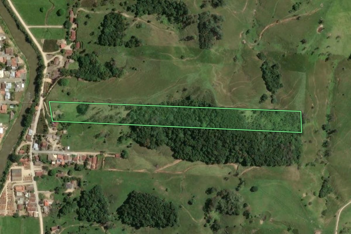 Imagem de satélite do imóvel rural em Armazém (SC), com o contorno declarado no CAR desenhado por cima.